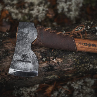 Hults Bruk brown leather overstrike guard (regular size) featuring complimenting stiches, shown here in the Hults Bruk Dvardala axe. 